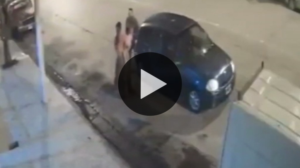 Video: un hombre le dio una brutal trompada a su novia con un bebé en&nbsp;brazos