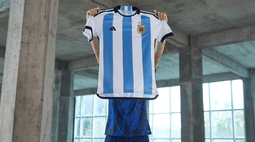 Venden camisetas de Maradona y Messi en la calle para recuperar el gasto del&nbsp;Mundial