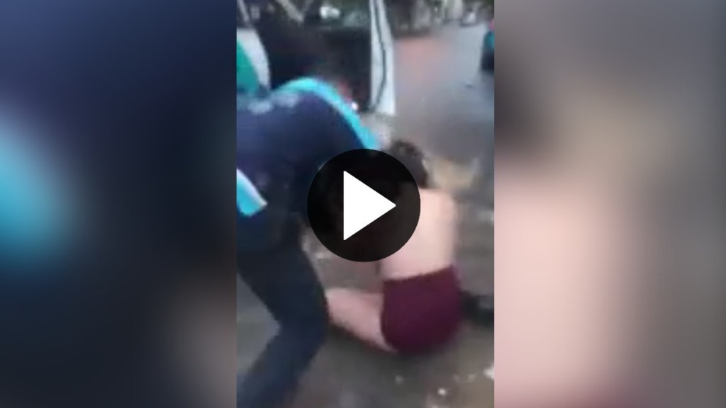 Video: una chica quedó casi desnuda al ser detenida por un policía a la salida de un&nbsp;boliche