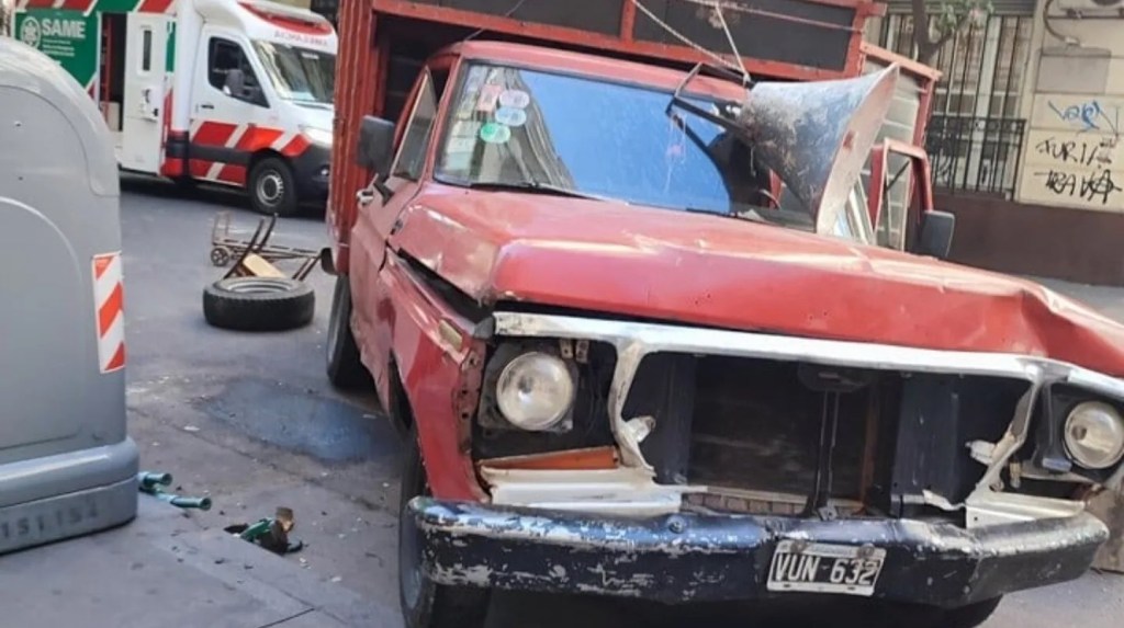 Un colectivo chocó a una camioneta estacionada: un hombre dormía en la caja y&nbsp;murió