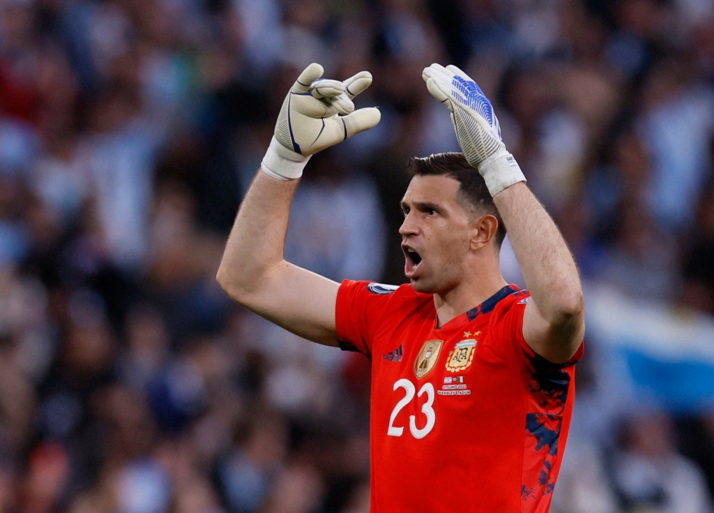 Mala tarde para el «Dibu», le metieron 4&nbsp;goles