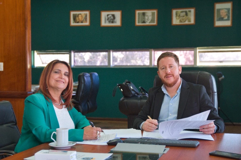 Provincia firmó con Dolavon la actualización del convenio del Servicio de Protección de&nbsp;Derechos