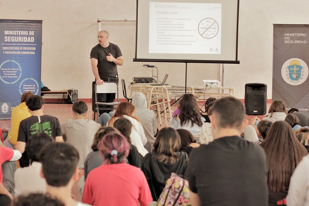 Actividades en las escuelas para concientizar sobre los acosos en las redes&nbsp;sociales