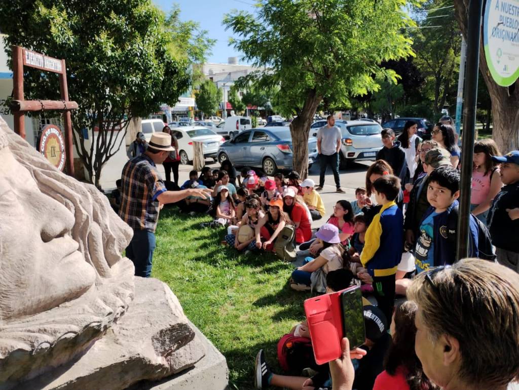 Mas estudiantes en el paseo temático «Conociendo Mi&nbsp;Ciudad»