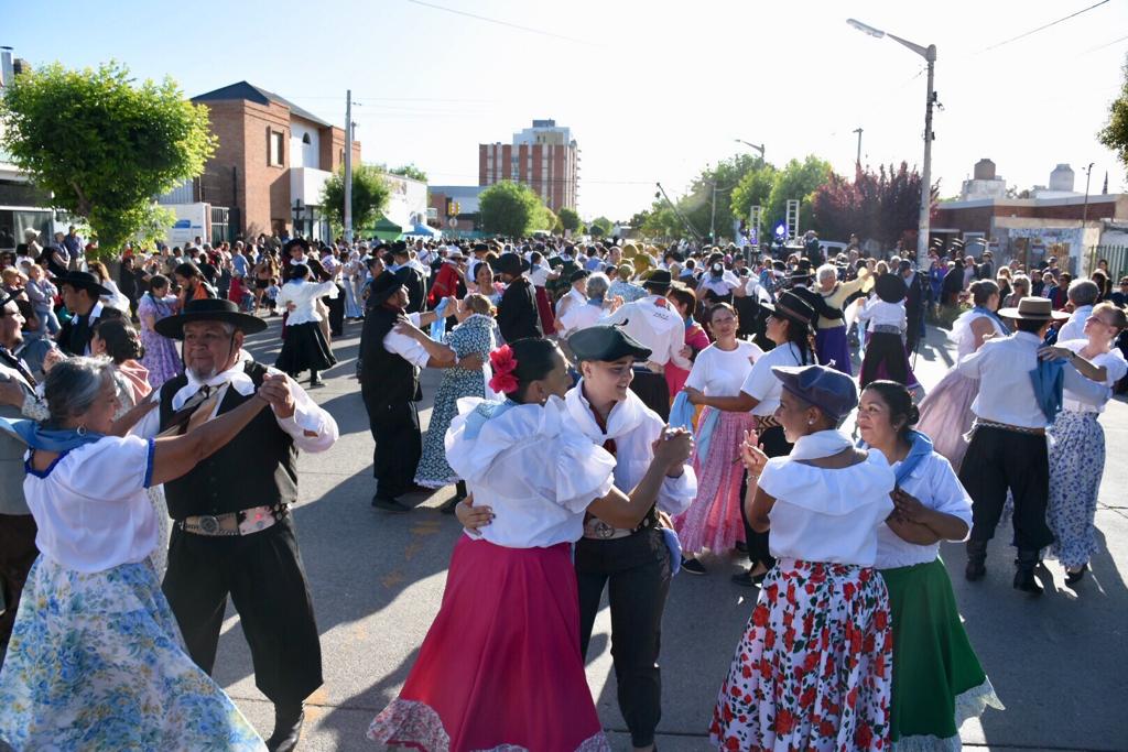 Con gran participación se realizó este domingo el Pericón Nacional Comunitario en&nbsp;Trelew
