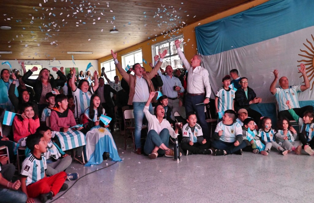 Junto a la comunidad de Carrenleufú, Arcioni compartió el partido de la&nbsp;selección