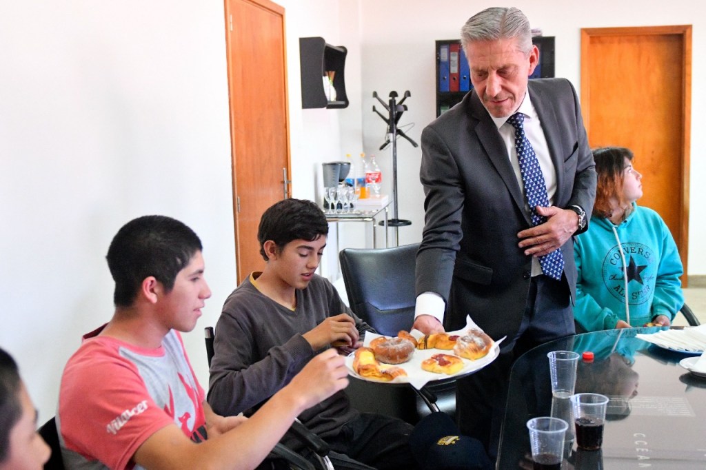 Arcioni recibió a alumnos de la Escuela N° 98 del Paraje Los&nbsp;Cipreses
