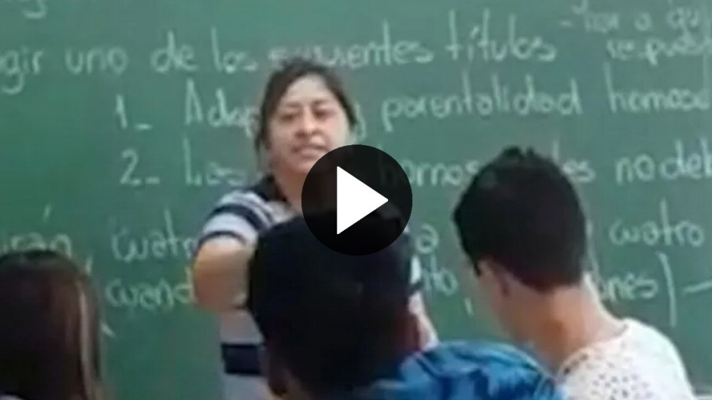Video: una mujer entró a un colegio a golpear a un alumno que le hacía bullying a su&nbsp;hijo
