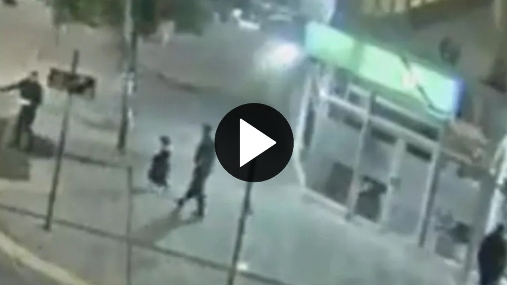 Video: se olvidó a su hijo de 5 años en un cajero automático vestido con un pijama y llorando desconsoladamente