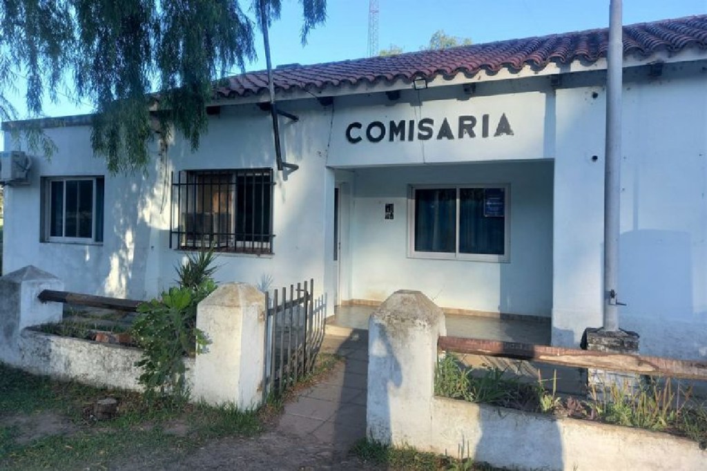 Delincuentes asaltan una subcomisaría, roban armas y un&nbsp;patrullero