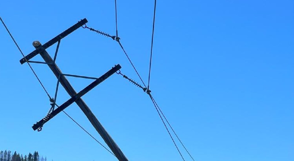Un camión produjo un corte de energía en El Hoyo, Lago Puelo y un sector de El&nbsp;Bolsón
