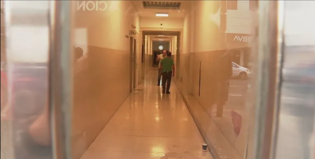 Un hombre apuñaló a su amigo mientras dormía y los vecinos encerraron al agresor en un&nbsp;balcón