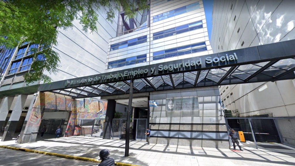 Acuerdan aumento del 20% del haber mínimo en 4 tramos con respaldo de CGT, CTA y&nbsp;cámaras