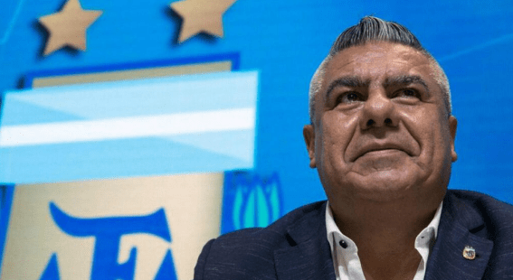 Claudio Tapia, AFA, Javier Milei, Sociedades Anónimas Deportivas, fútbol argentino, asociaciones civiles, Primera Nacional, clubes de fútbol, modelo de gestión, decreto, contención social, economía del deporte, oposición, decreto presidencial, fútbol y sociedad