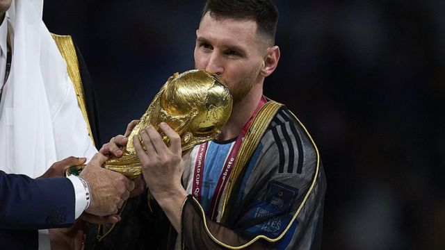 Ofrecen suma millonaria por la túnica con la que Messi recibió la&nbsp;Copa