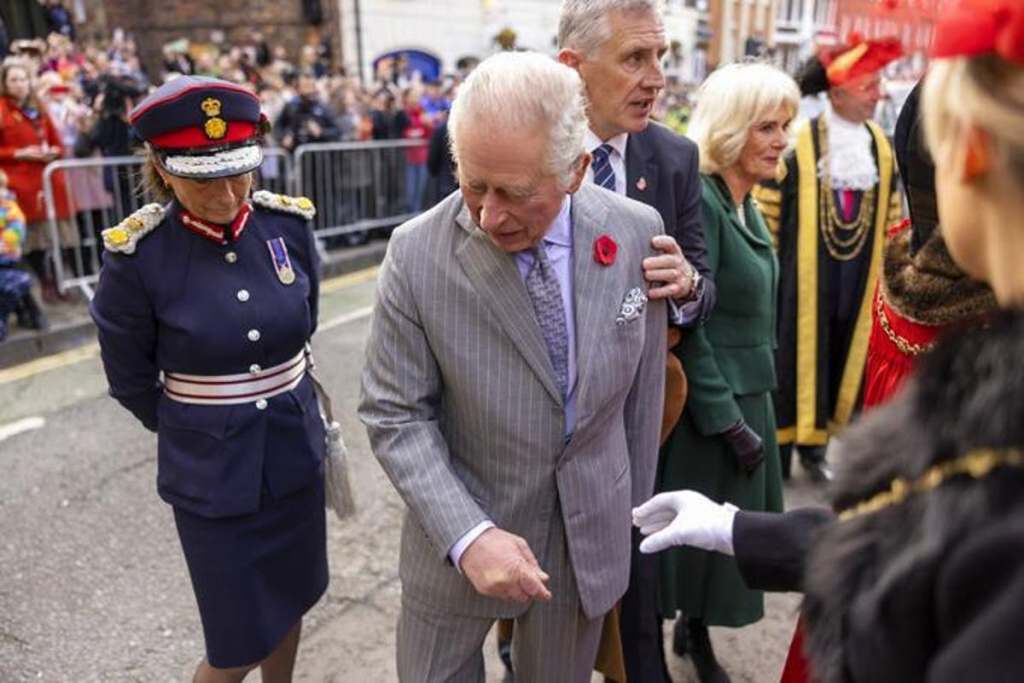 Imputan por «comportamiento amenazante» a joven que lanzó huevos al rey de&nbsp;Inglaterra