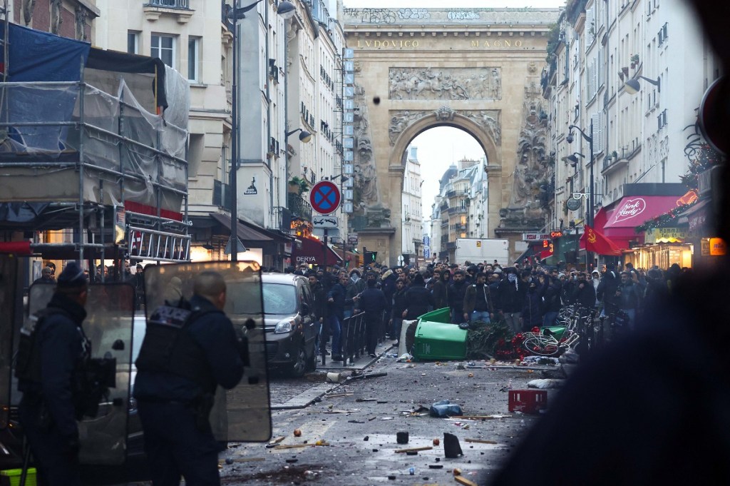URGENTE | Nuevos enfrentamientos en París durante la marcha por ataque&nbsp;«racista»
