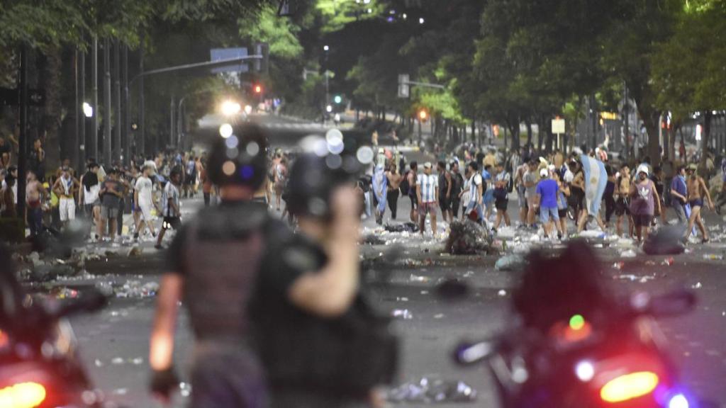 Diez heridos y 14 detenidos por incidentes al desalojar el&nbsp;Obelisco