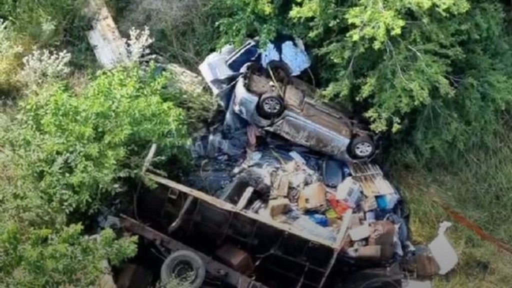 Un chofer y su acompañante murieron al caer un camión de un&nbsp;puente