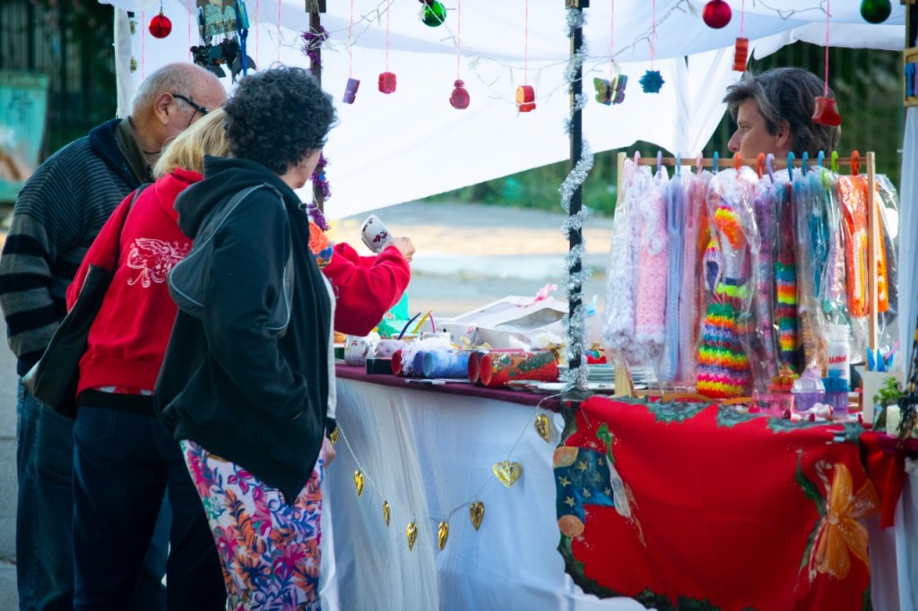 Finalizó la Feria Navideña en Rawson con gran participación de vecinos, emprendedores y artistas locales 