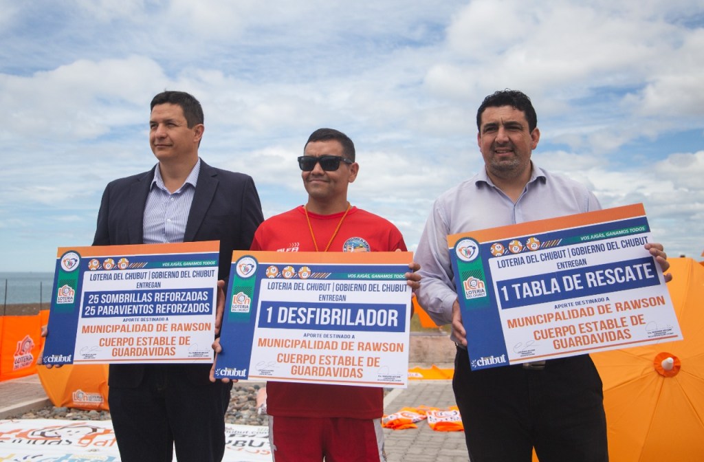Guardavidas recibieron sombrillas, paravientos, tabla de rescate y un desfibrilador por parte de&nbsp;Loteria
