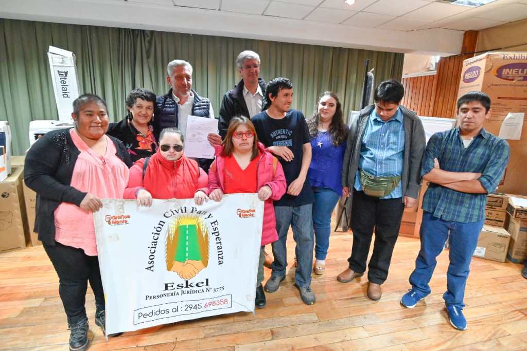 Entrega de equipamiento a escuelas e&nbsp;instituciones