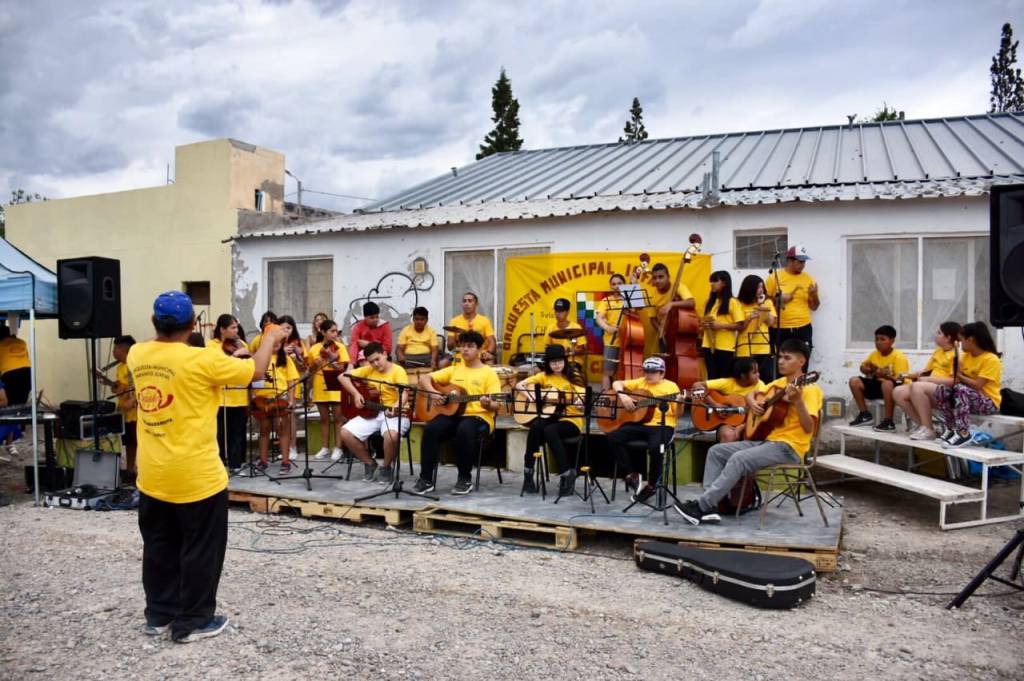 La Orquesta Chazarreta cerró el año con un show en el barrio Tiro&nbsp;Federal