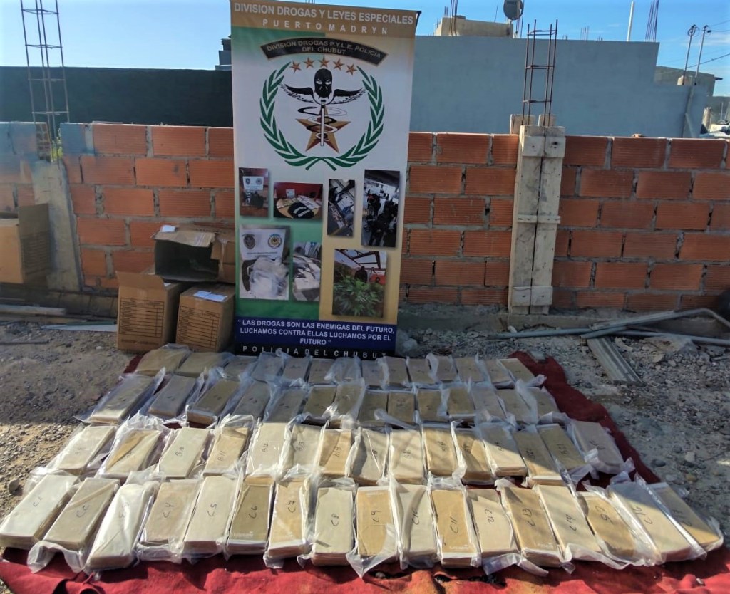 Policía del Chubut secuestró 70 kg de marihuana, más de 1 millón de pesos y 200 dosis de cocaína en&nbsp;Madryn