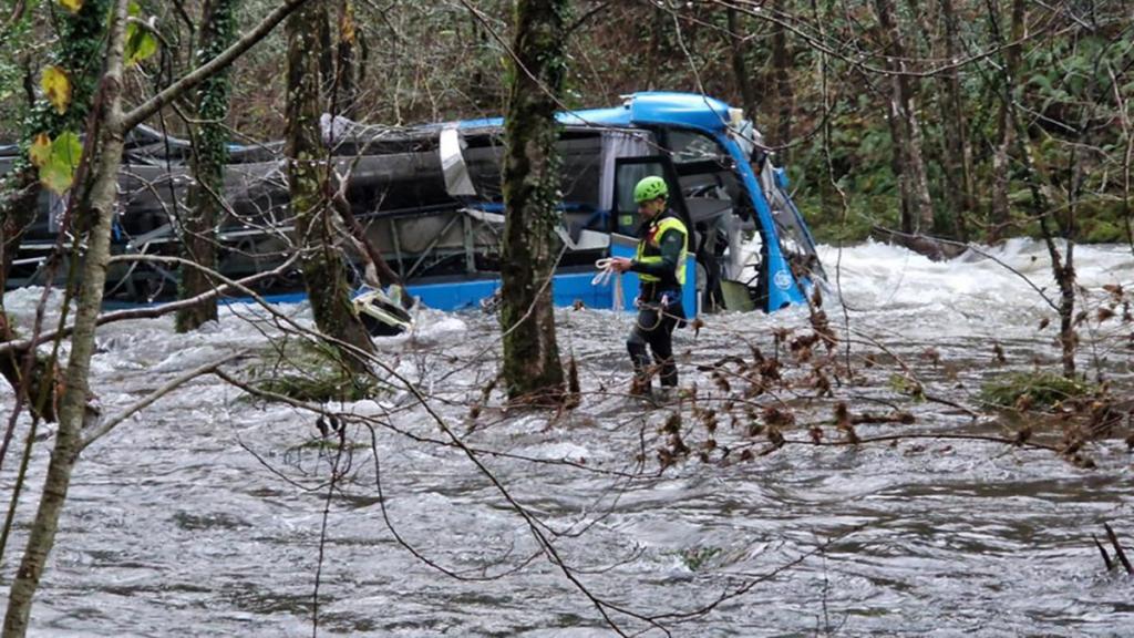 Cuatro muertos al caer un micro a un&nbsp;río