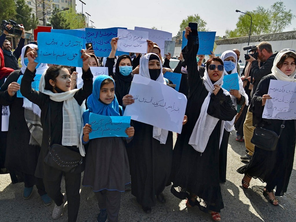 Mujeres afganas protestan en Kabul por prohibición de&nbsp;estudiar