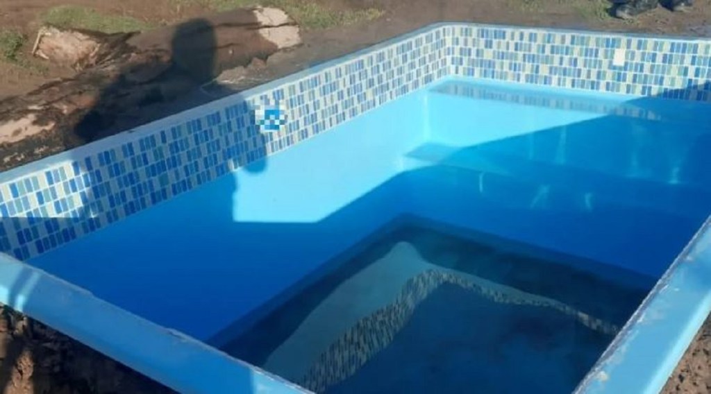 Le robaron la pileta y descubrió que su vecino la instaló en el&nbsp;patio