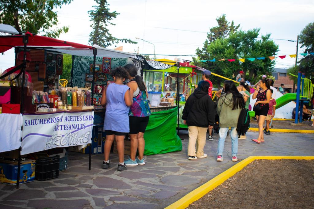 Con artesanos, emprendedores y artistas en vivo, comenzó la Feria Navideña en&nbsp;Rawson