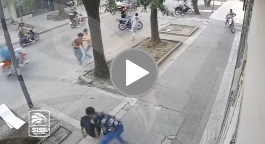 VIDEO | En 15 motos robaron violentamente a tres&nbsp;jóvenes