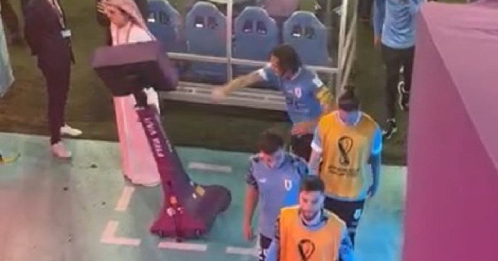 VIDEO | Cavani le pega al&nbsp;VAR