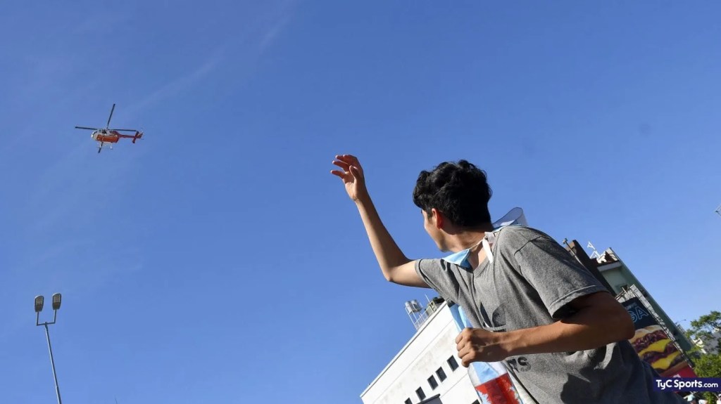Los jugadores saludaron desde el cielo a la multitud de&nbsp;hinchas