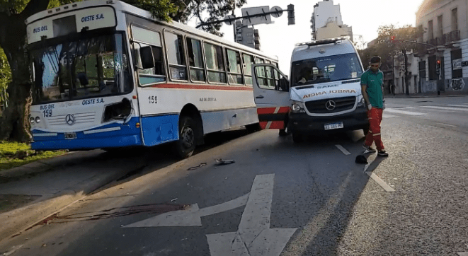 Colectivo sube a la vereda y atropella a un&nbsp;peatón