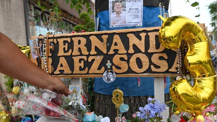 Velas, rosarios y cartas recuerdan a Fernando en el lugar donde fue&nbsp;asesinado
