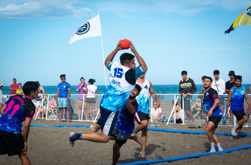 Continúan las actividades deportivas y recreativas en Playa Unión 