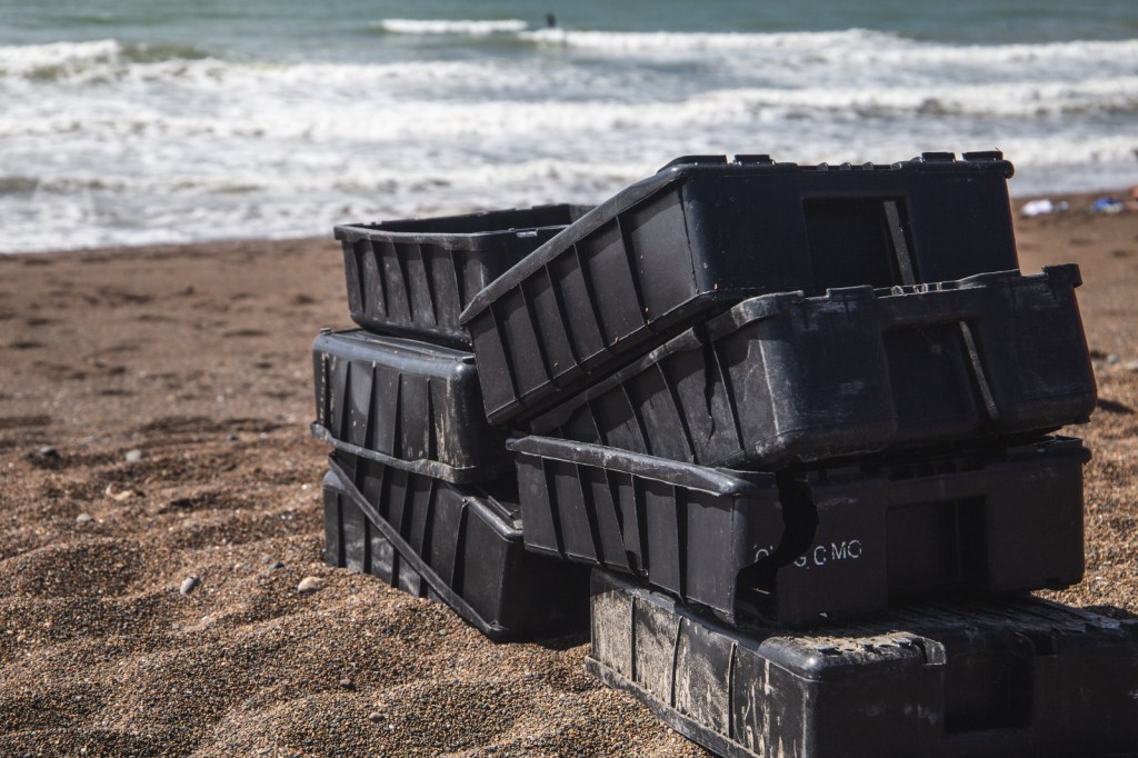 Playa Unión: guardavidas recolectan residuos pesados del mar en la costa para prevenir accidentes y generar conciencia&nbsp;ambiental