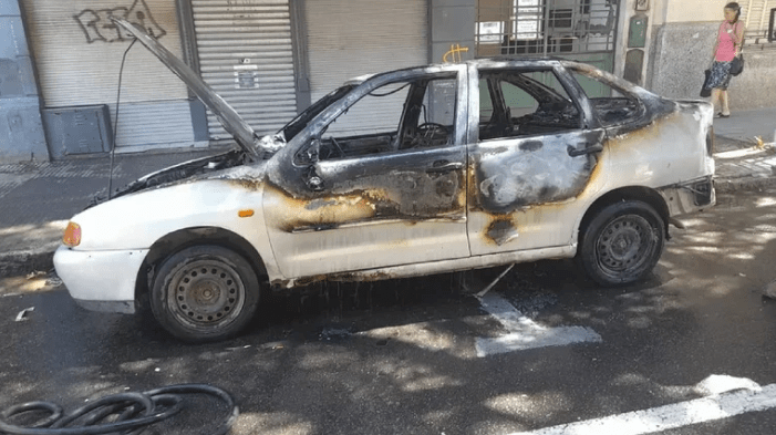 Le iban a secuestrar el auto por una infracción y lo prendió&nbsp;fuego