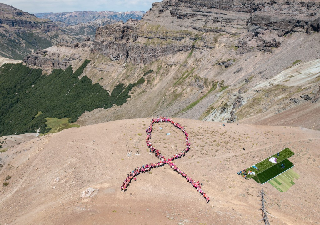 Más de 350 personas subieron al cerro Teta para concientizar sobre el cáncer de&nbsp;mama