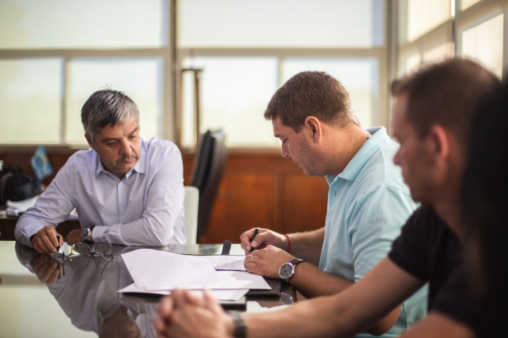 Biss firmó el convenio para dotar de servicios de luz y agua a 110 familias del Barrio&nbsp;Policial