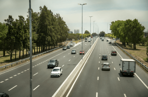 Una mujer se tiró de un auto en movimiento y está gravemente&nbsp;herida