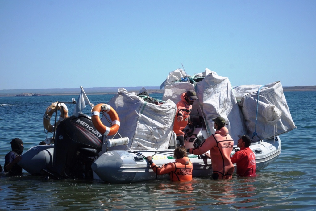 Traslado de residuos pesqueros costeros recolectados en Isla Tovita a&nbsp;Camarones