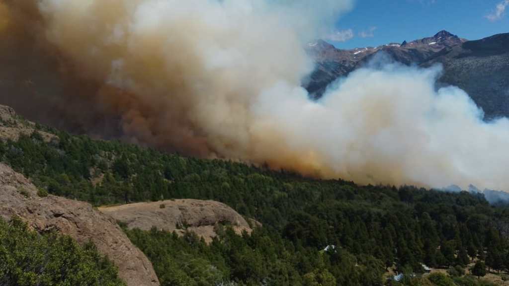 Amplio despliegue de recursos para combatir incendio en cercanías del Parque Nacional “Los&nbsp;Alerces”