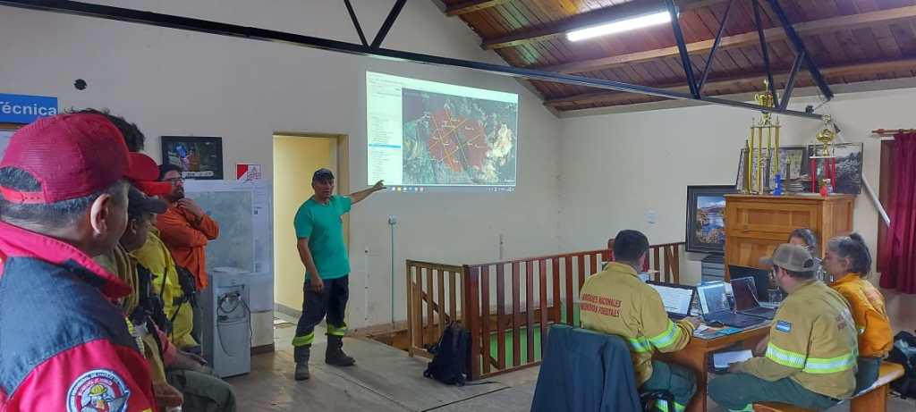 Importante despliegue de brigadistas y medios aéreos para controlar incendio en cercanías del Parque Nacional “Los&nbsp;Alerces”