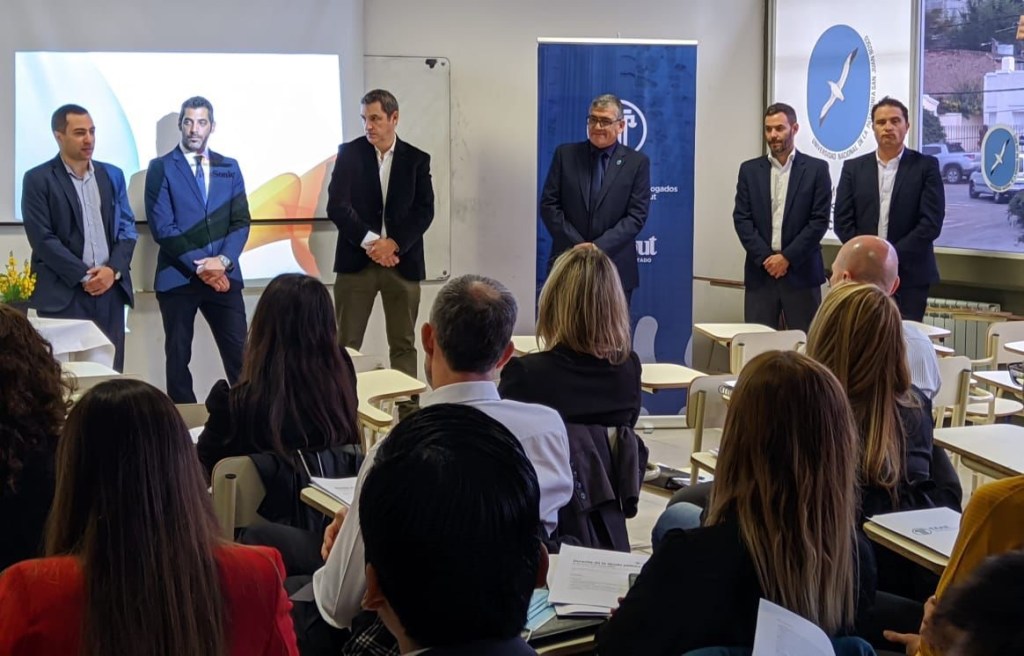 La Escuela de Abogadas y Abogados brindará seis medias becas para cursar la Maestría o Especialización en Derecho&nbsp;Administrativo