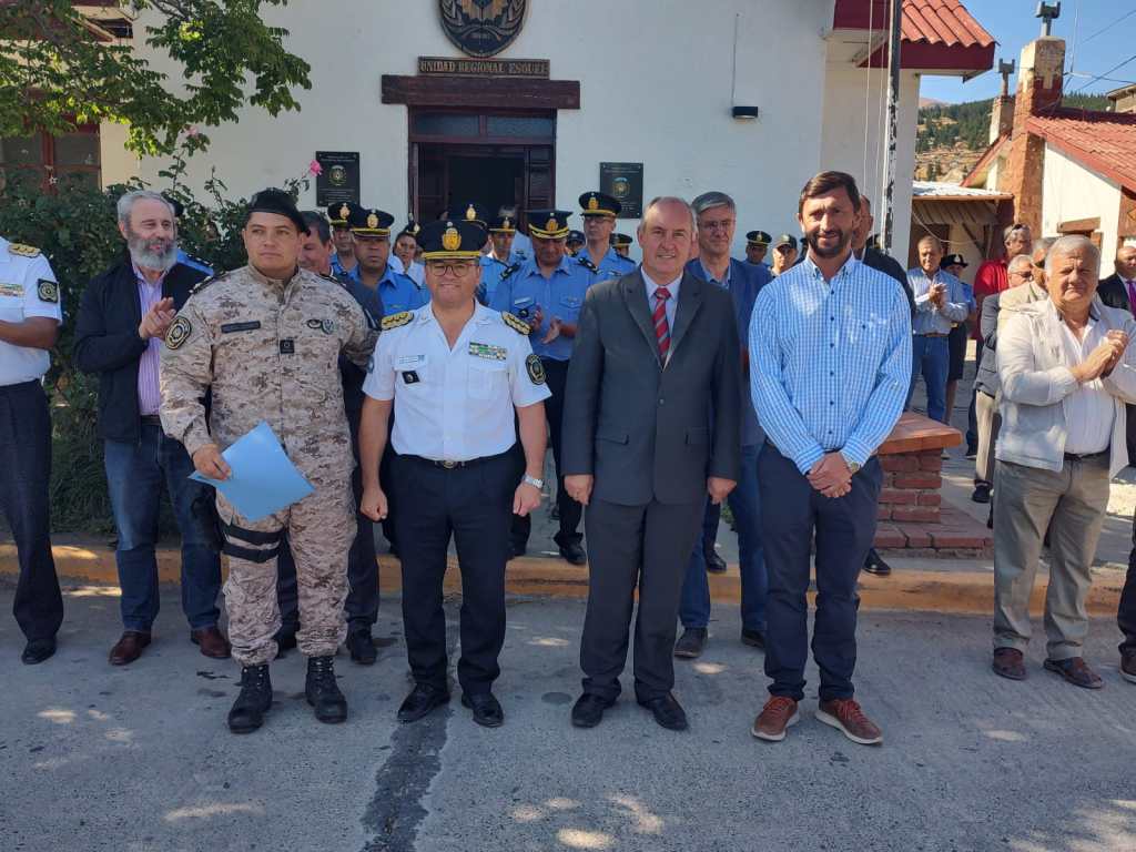 El Gobierno de la Provincia entregó 6 camionetas a la Unidad Regional&nbsp;Esquel