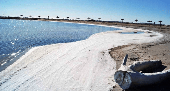 Un manto de sal cubrió las costas del Lago Epecuén en&nbsp;Carhué