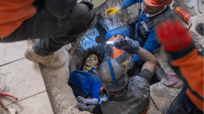 Murió la mujer rescatada después de estar 100 horas bajo los&nbsp;escombros